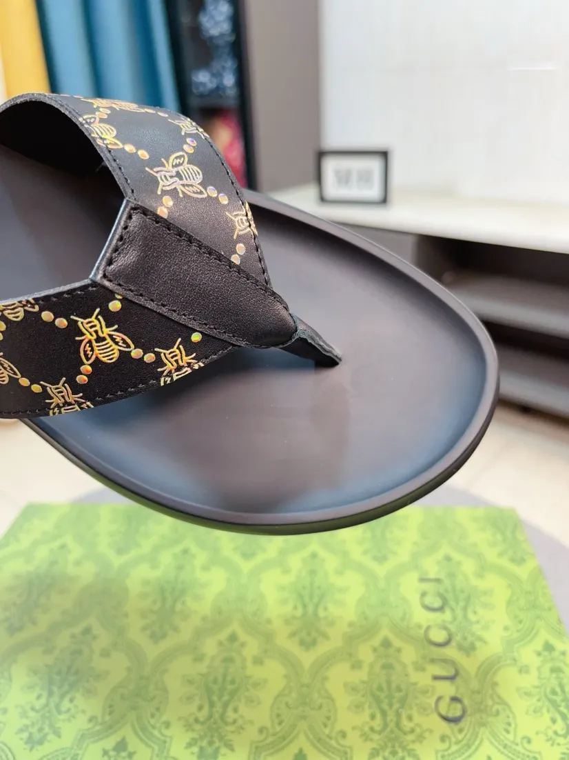 Men's shoes 💰260🌹🌹 (gucci-Gucci) New men's slippers, high-end boutique, made of cowhide, with exquisite embossed logo decoration on the upper, fine workmanship, super soft soles, casual, loose and comfortable, a must-have in summer! \nsize：38-44